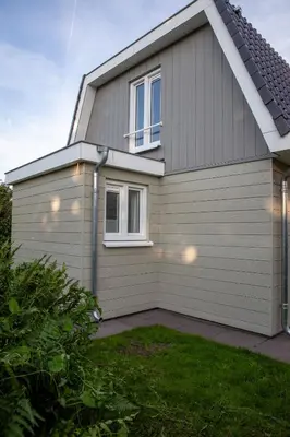 a house with a garage at De Tuinfluiter 7 in Noordwijk aan Zee