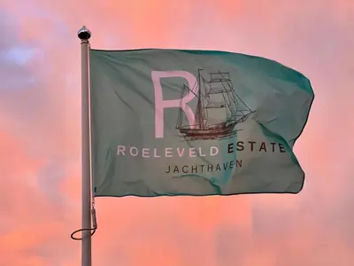 a green flag with a pirate ship on it at Chalet Kievietsbuurt Roeleveld Estate in Breukelen