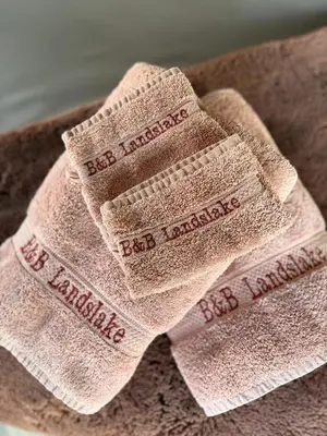 a pair of towels with the words bed laundering on them at B&B Landslake II in Landsmeer