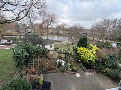 a garden with plants and flowers in a yard at Vakantiehuis Neptunus voor het hele gezin eventueel met baby in Katwijk aan Zee