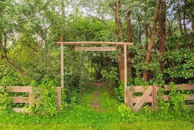 a wooden gate in the middle of a trail at farmhouse in Wijdewormer