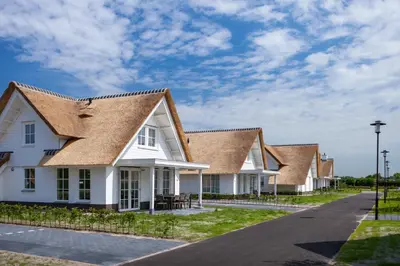 a row of houses with a roof at Buitenplaats Witte Raaf aan Zee in Noordwijk