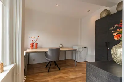 a home office with a desk and a chair at Appartement de Burgemeester - centrum in Castricum