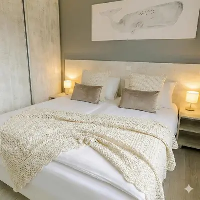 a bedroom with two white beds and two lamps at Villa Sea Side am Markermeer Modernes Waterfront Haus 6 Pers in Bovenkarspel
