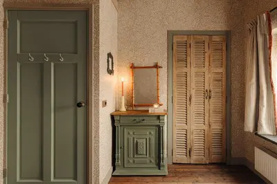 a bathroom with a green door and a mirror at Atteheem in Breukelen