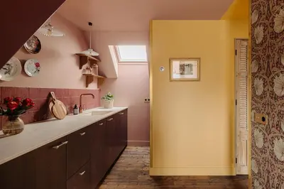 a kitchen with a sink and a window at Atteheem in Breukelen