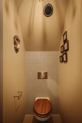 a bathroom with a wooden toilet in a room at Atteheem in Breukelen