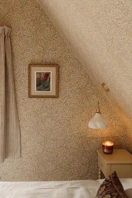 a bedroom with a bed and a picture on the wall at Atteheem in Breukelen