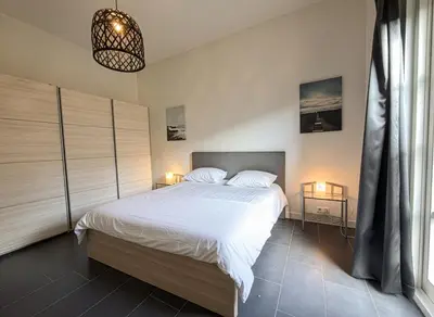 a bedroom with a bed with white sheets and two lamps at Natuurhuisje Abcoude - Groen Verblijf Buitenhuis in Abcoude