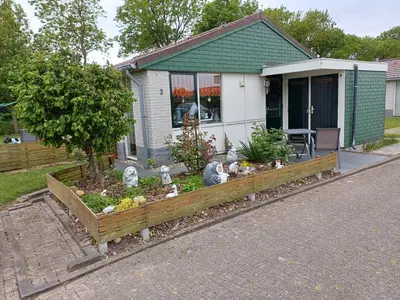 a house with a garden in front of it at Ferienhaus Müller in Burgerbrug