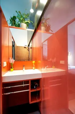 a bathroom with two sinks and a mirror at AibarResidentieJH in Amsterdam