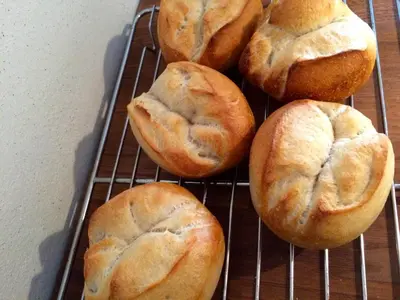 a bunch of buns sitting on a cooling rack at B&B 't Buitenkansje in Almere