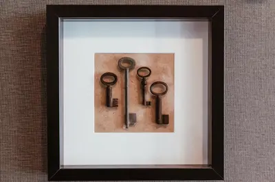 a picture of three pairs of scissors in a frame at Mr. Jordaan in Amsterdam