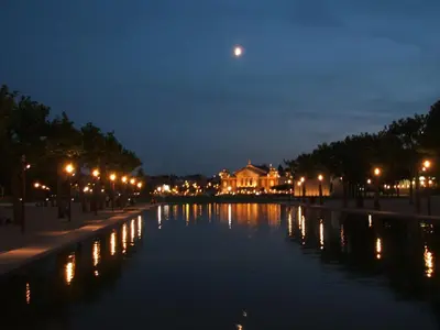 a view of a river at night with a building at Hotel Museumzicht in Amsterdam