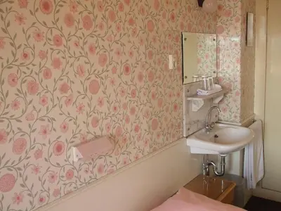 a bathroom with a sink and a mirror at Hotel Museumzicht in Amsterdam