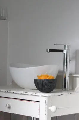 a sink with a bowl of oranges on a counter at Proeverij de Azijnmakerij in Zeist