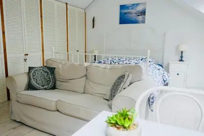 a living room with a couch and a bed at Silver Moon Bed & Breakfast in Voorschoten