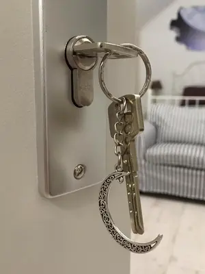 a key chain hanging from a door with a snake at Silver Moon Bed & Breakfast in Voorschoten