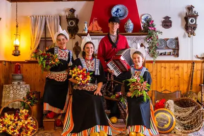 a group of people in folk costumes posing for a picture at EuroParcs Poort van Amsterdam in Uitdam