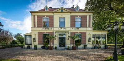 a large building with the entrance to the university of amsterdam at Logement aan de Vecht in Breukelen