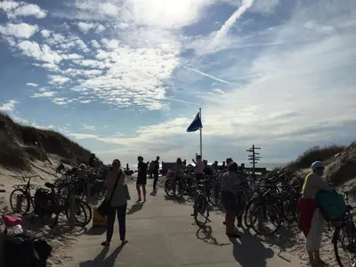 a group of people standing next to a bunch of bikes at Vakantiehuis Zeeduinenbos in Schoorl