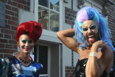 two women with colored hair standing next to each other at B&B Het Hart van Haarlem in Haarlem