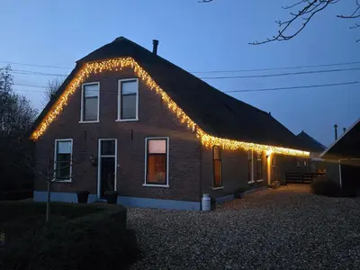 a house with christmas lights on the roof at Boutique vakantiehuis Het Stalhuys in Reeuwijk