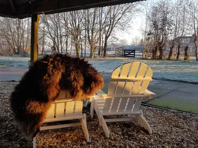two white chairs with a stuffed animal on them at Boutique vakantiehuis Het Stalhuys in Reeuwijk