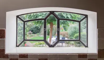 a window with a view of a garden at Boutique vakantiehuis Het Stalhuys in Reeuwijk