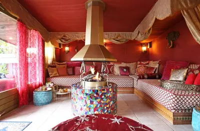 a living room with a couch and a stove at Paradijs Eiland in Hillegom