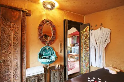 a bedroom with a mirror and a dressing room at Paradijs Eiland in Hillegom