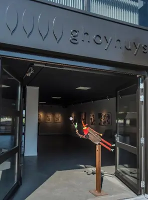 a store front with a man on a stick in front at Ghoyhuys in Leiderdorp