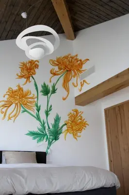 a wall with flowers painted on it at als het golft in Roelofarendsveen