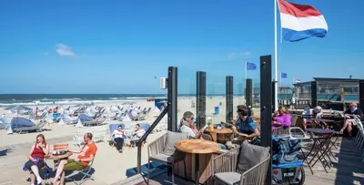 a group of people sitting in chairs on the beach at Zandstudio in Alkmaar