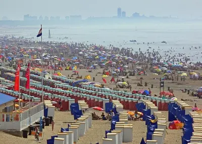 a crowded beach with a lot of people and umbrellas at Vakantiehuis Katwijk Andreasplein in Katwijk
