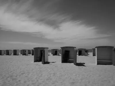 a row of beach huts on a sandy beach at B&B Mol in Katwijk aan Zee
