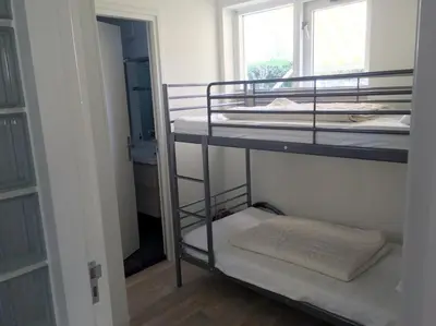 a room with two bunk beds and a window at La Tulipe in Egmond aan den Hoef