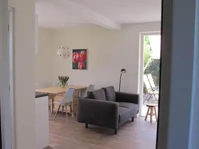 a living room with a couch and a table at La Tulipe in Egmond aan den Hoef