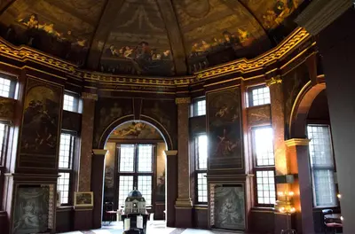 a room with a ceiling with paintings on it at Art+bed and breakfast in 's-Graveland