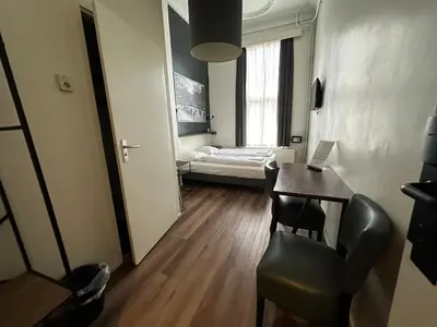 a small room with a desk and a bed at Hotel Hortus in Amsterdam