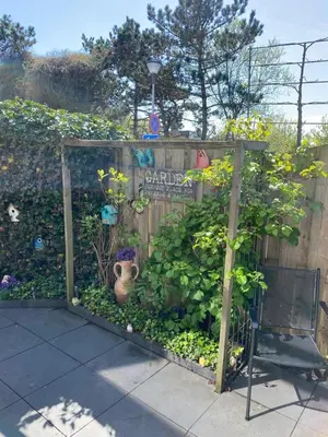 a garden with a wooden fence and a vase at Dutch Line, De Schelp, Gratis parkeren in Zandvoort