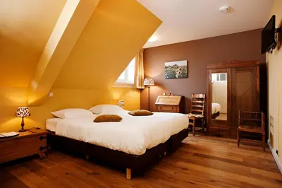 a bedroom with a large white bed in a room at De Sfeerstal in Nieuwveen