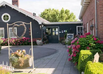 a flower shop with a heart sign in front of it at De Sfeerstal in Nieuwveen
