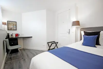 a hotel room with a bed and a desk at Guesthouse Prinsencanal 1 in Amsterdam