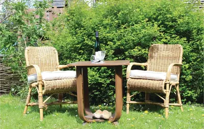 two chairs and a table with a bottle of wine at De Bedstee in Opperdoes