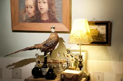 a bird standing on top of a table with a lamp at B&B Herengracht 21 in Amsterdam