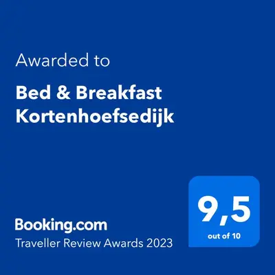 a blue sign with the text awarded to bed and breakfast kentorensteensteen at Bed & Breakfast Kortenhoefsedijk in Kortenhoef