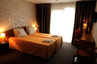 a hotel room with a bed and a window at De Vooroever in Wervershoof