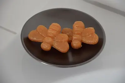 a black bowl filled with carrots on a table at B&B Nieuwe Brug in Vijfhuizen