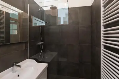 a bathroom with a sink and a mirror at Studio Jan Steen in Amsterdam